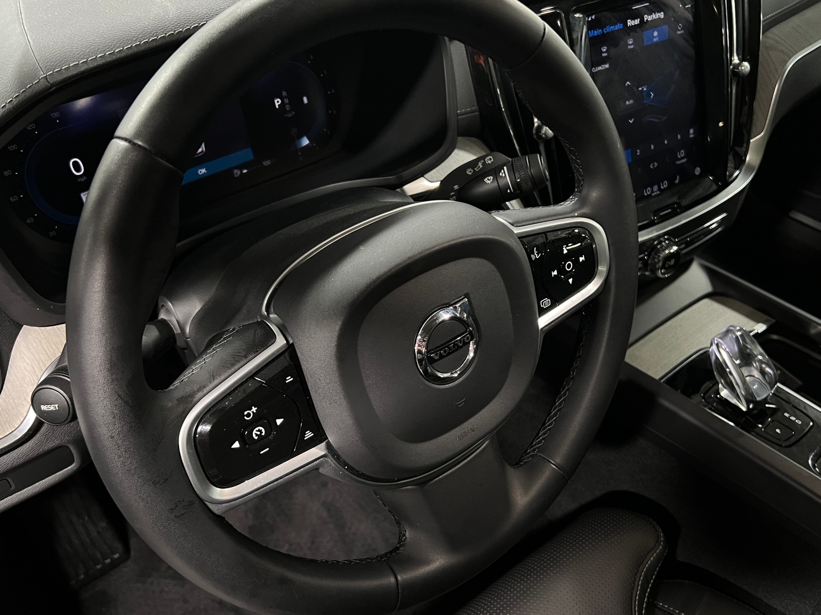 Thumbnail: 2023 Volvo V60 - 4