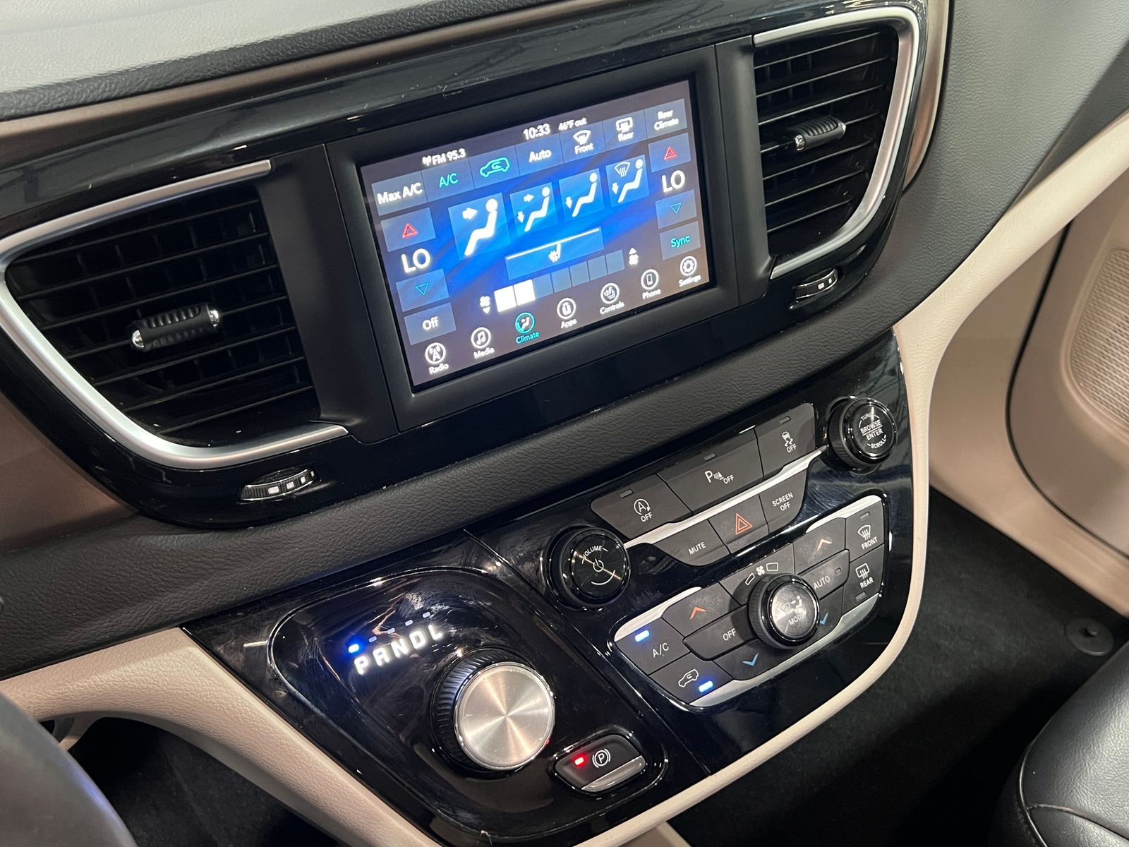 Thumbnail: 2018 Chrysler Pacifica - 3