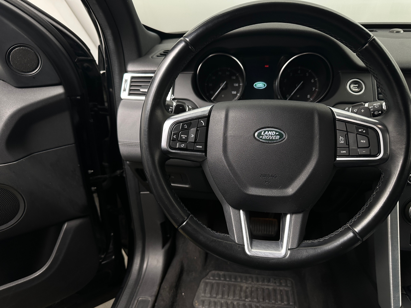 Thumbnail: 2019 Land Rover Discovery Sport - 4