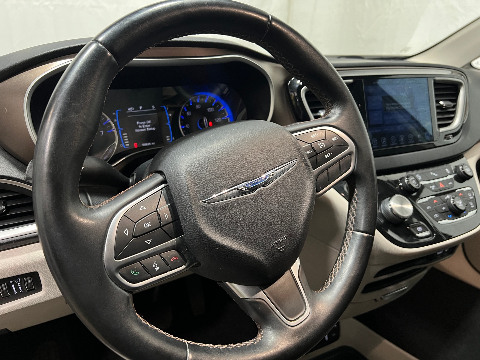 Thumbnail: 2017 Chrysler Pacifica - 4