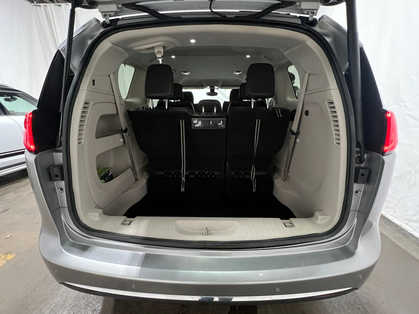 Thumbnail: 2017 Chrysler Pacifica - 6