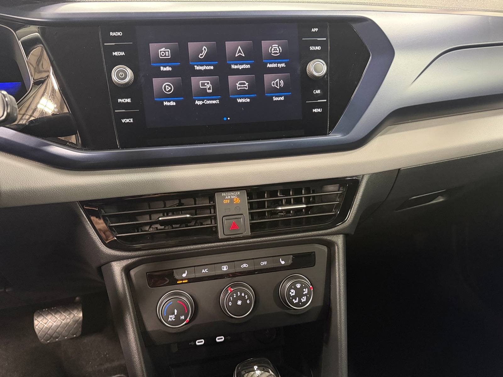 Thumbnail: 2022 Volkswagen Taos - 4