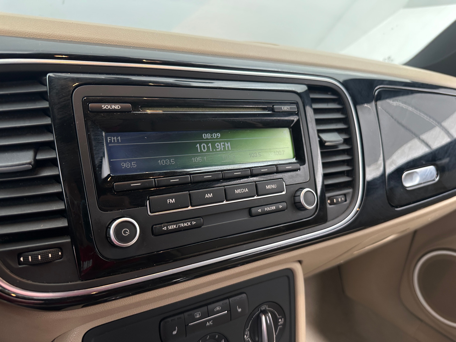 Thumbnail: 2013 Volkswagen Beetle - 4