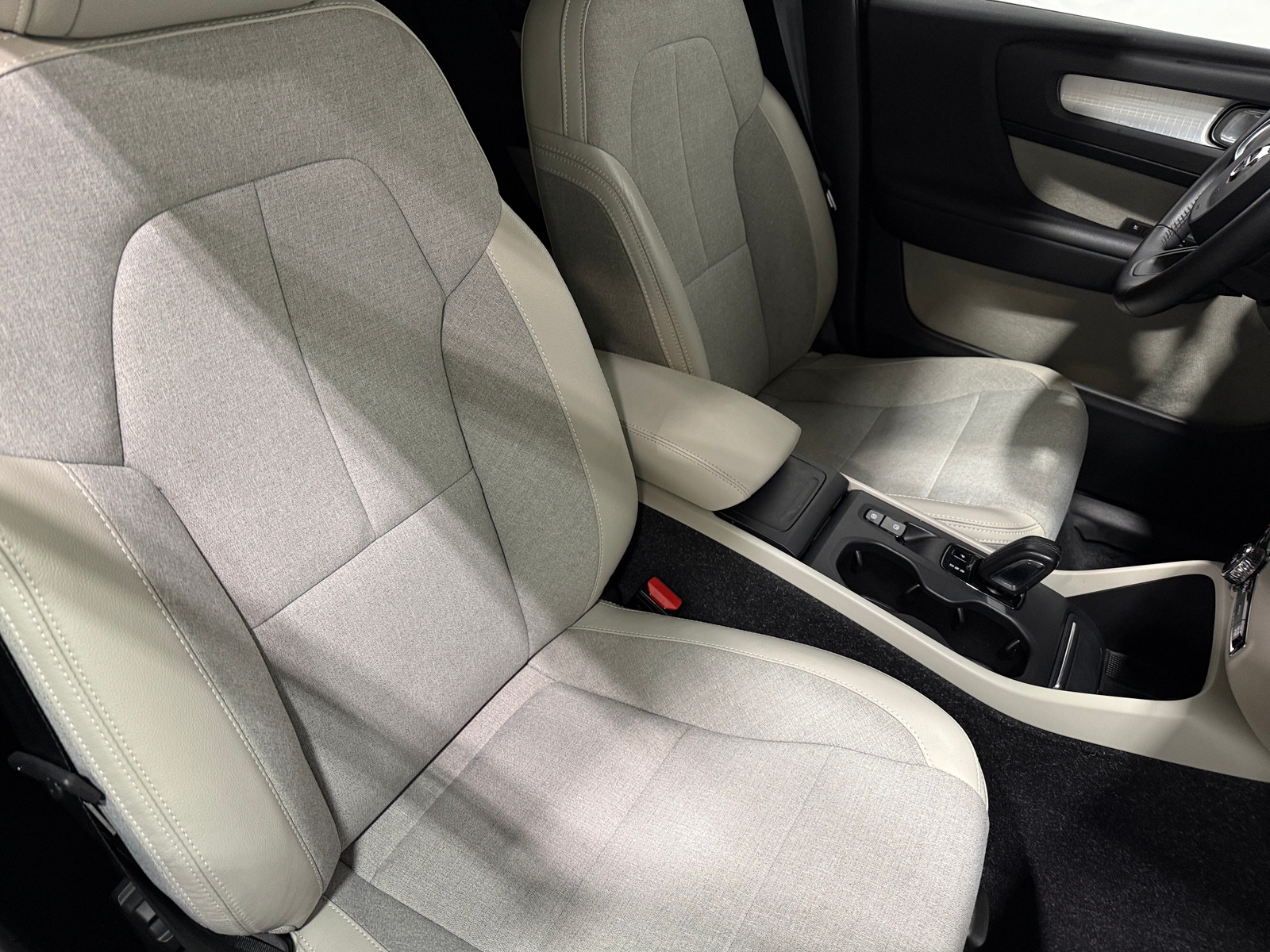 Thumbnail: 2020 Volvo XC40 - 2