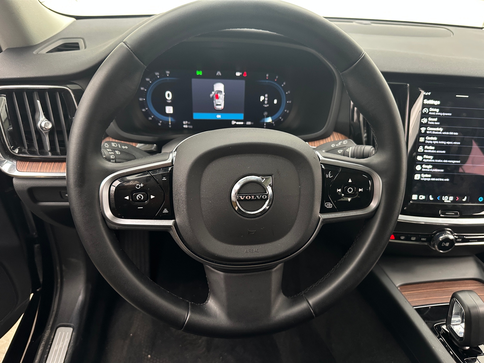 Thumbnail: 2025 Volvo V60 - 4