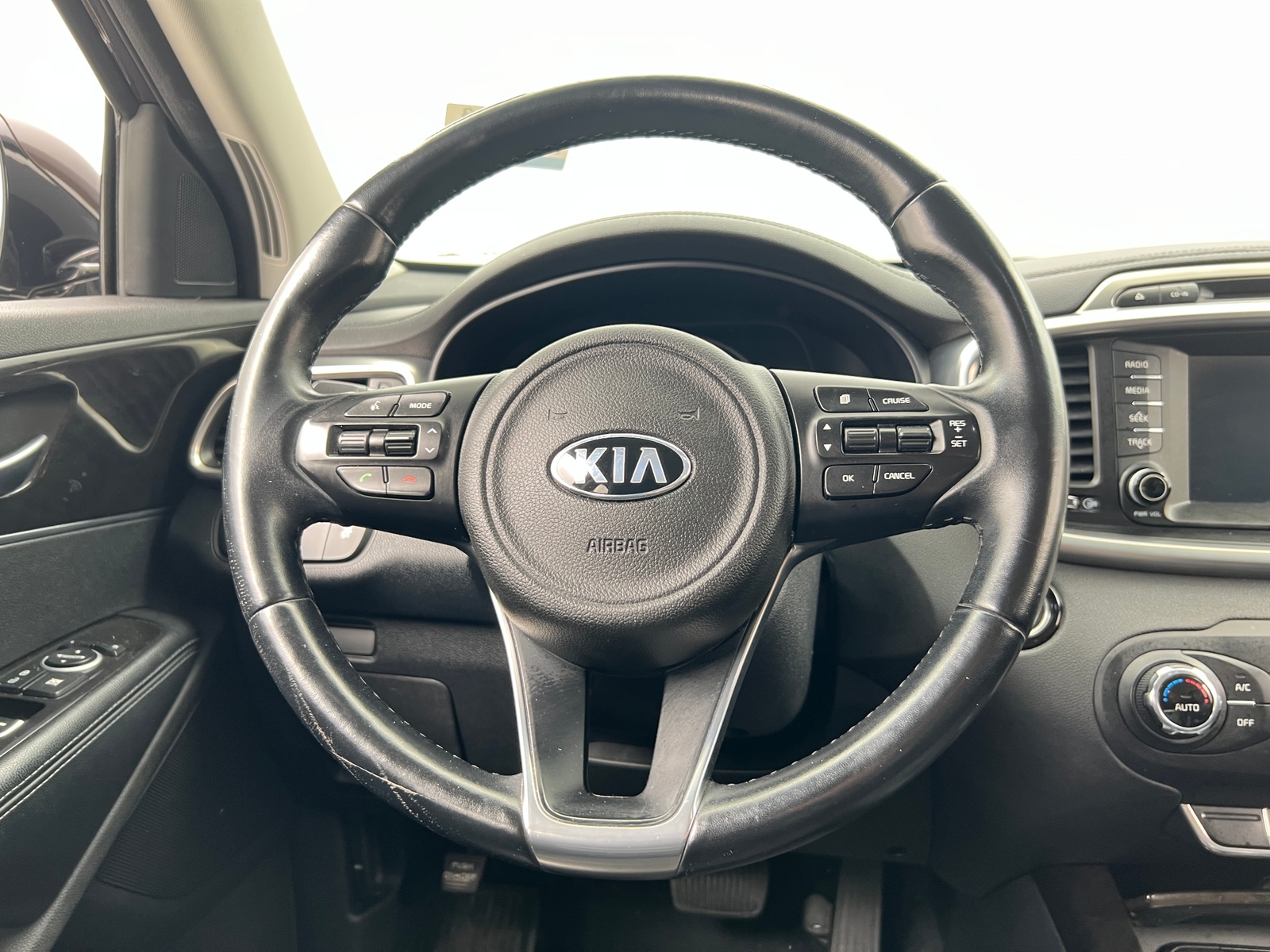 Thumbnail: 2017 Kia Sorento - 4