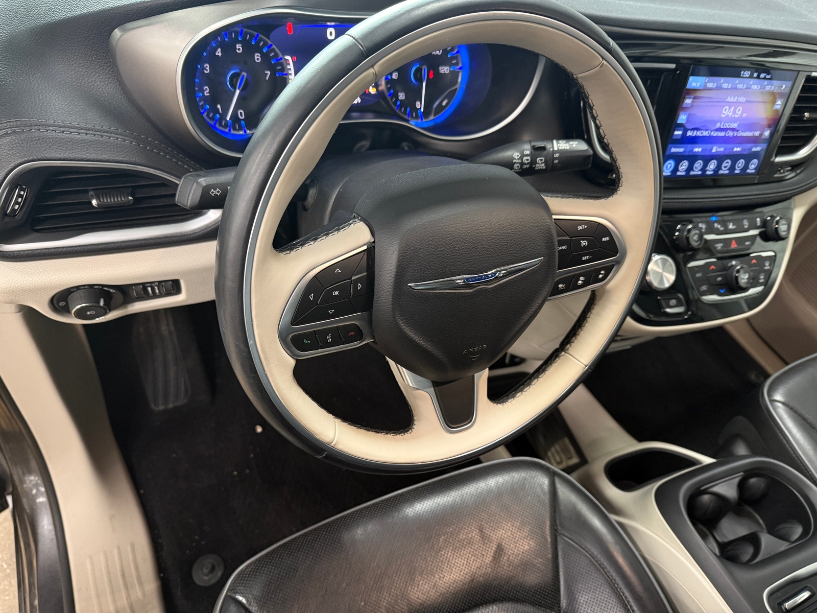 Thumbnail: 2017 Chrysler Pacifica - 4