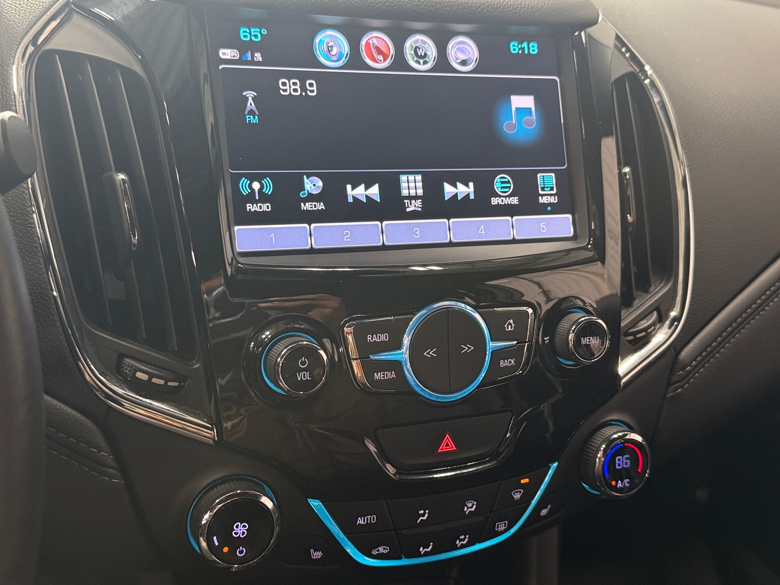 Thumbnail: 2018 Chevrolet Cruze - 3