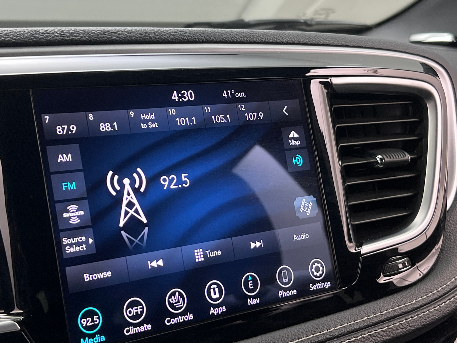 Thumbnail: 2020 Chrysler Pacifica - 3