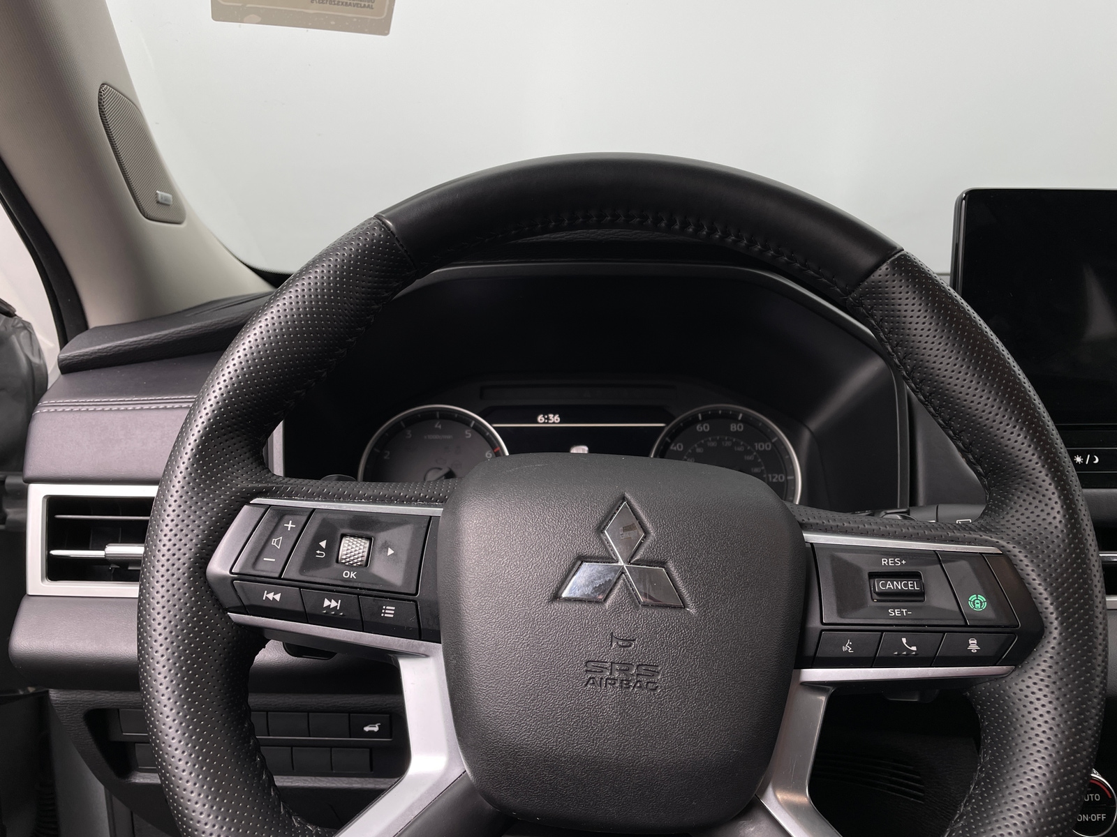 Thumbnail: 2025 Mitsubishi Outlander - 4