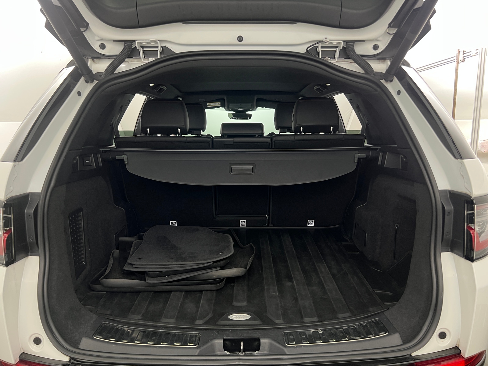 Thumbnail: 2022 Land Rover Discovery Sport - 6