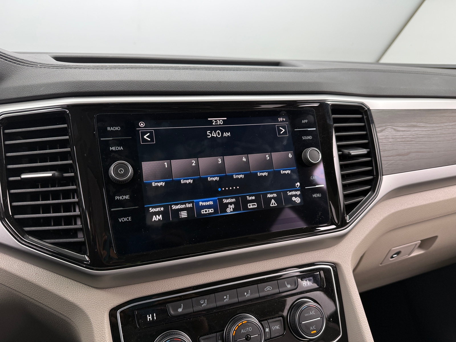 Thumbnail: 2022 Volkswagen Atlas - 3