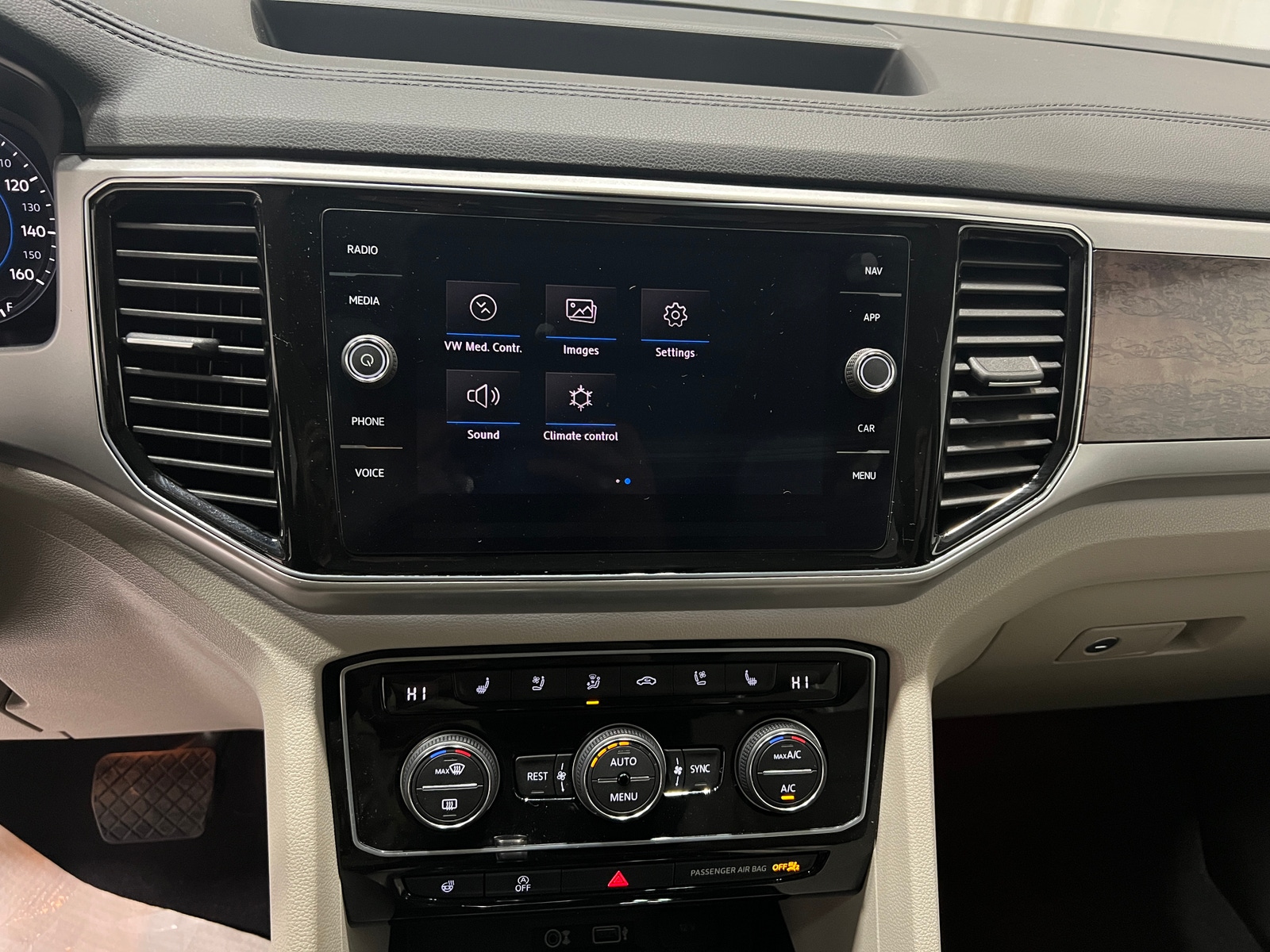 Thumbnail: 2018 Volkswagen Atlas - 3