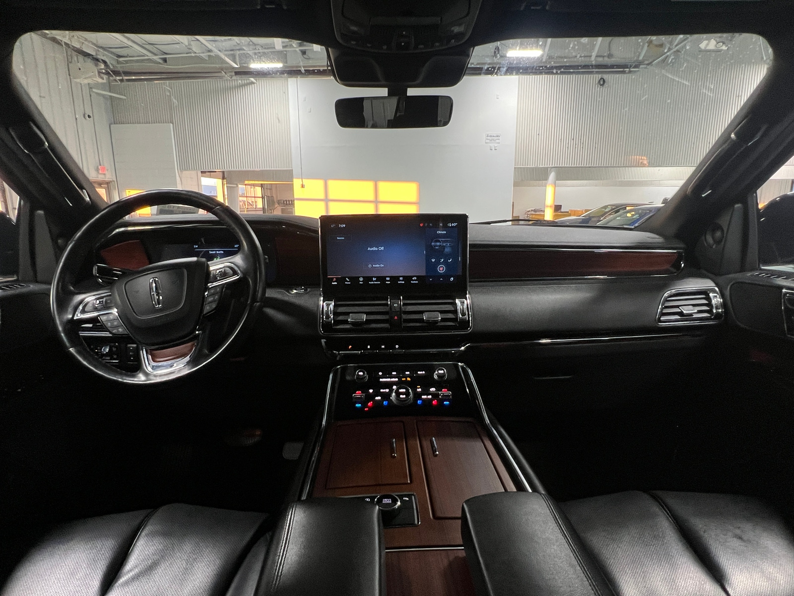 Thumbnail: 2024 Lincoln Navigator L - 2