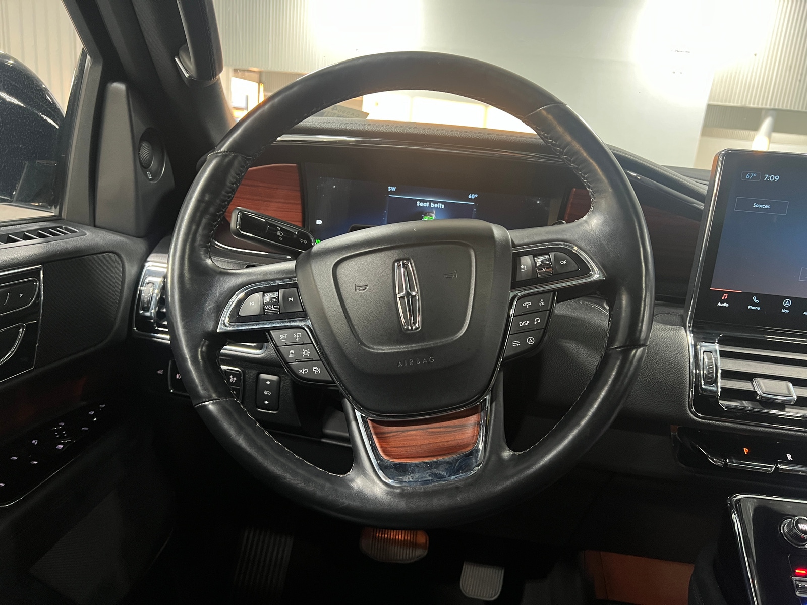 Thumbnail: 2024 Lincoln Navigator L - 4