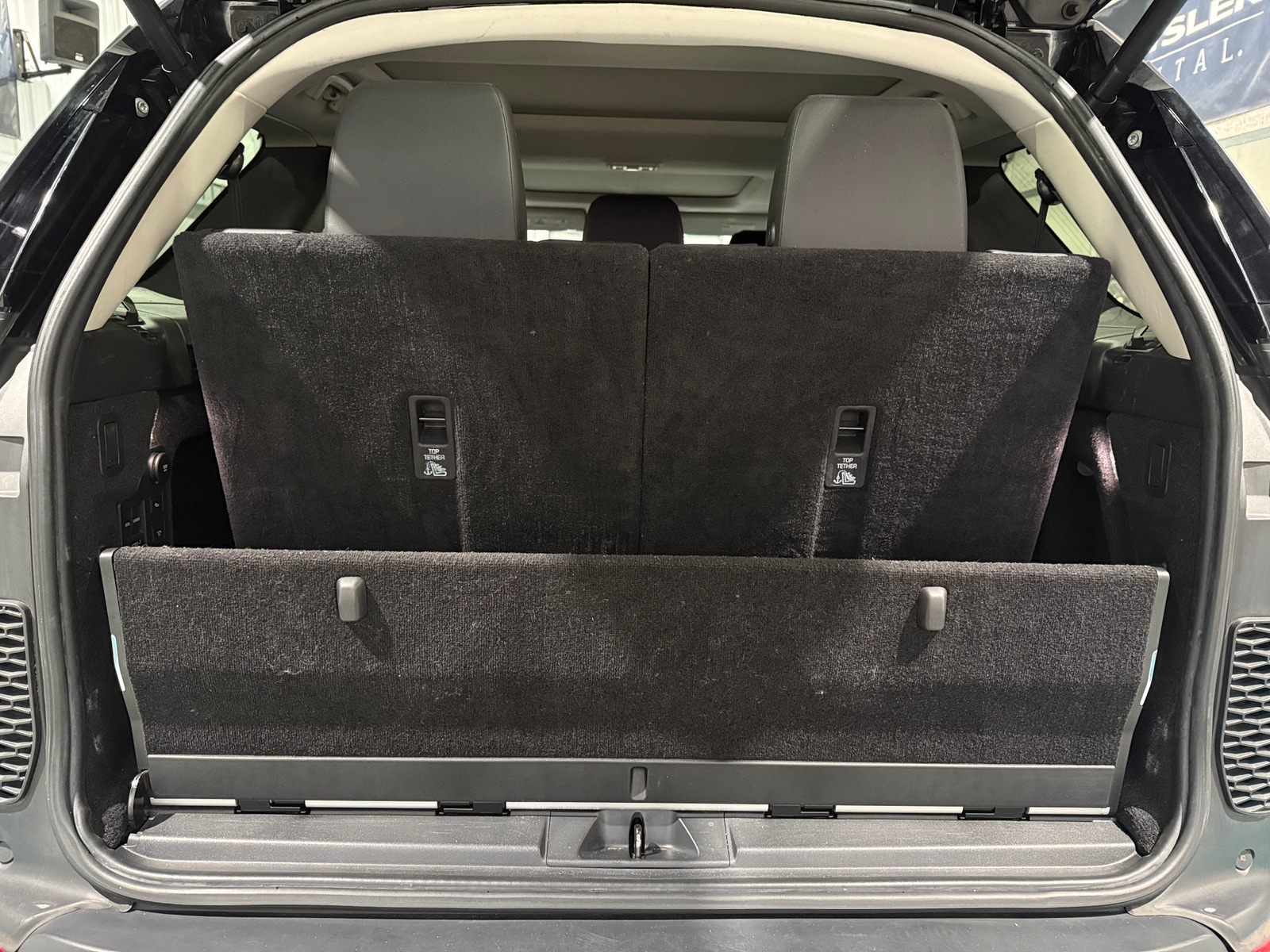 Thumbnail: 2018 Land Rover Discovery - 6