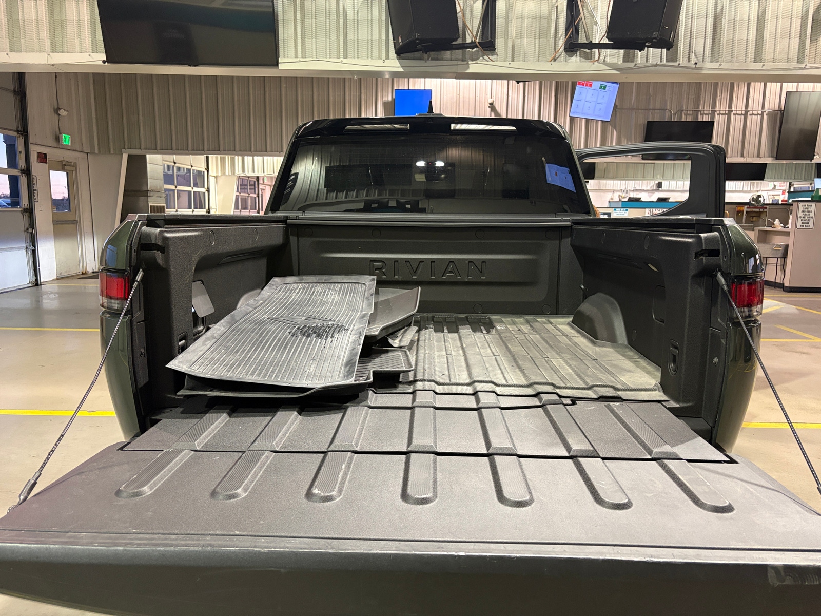 Thumbnail: 2023 Rivian R1T - 6