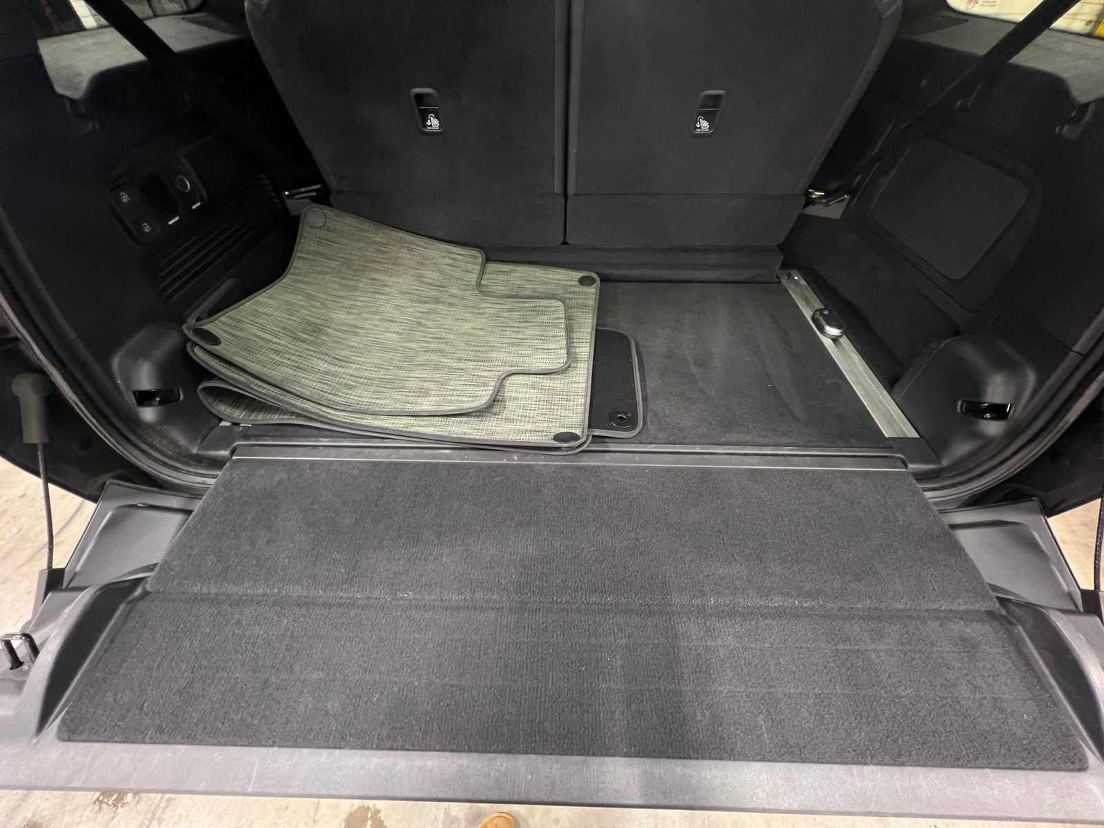 Thumbnail: 2022 Rivian R1S - 6