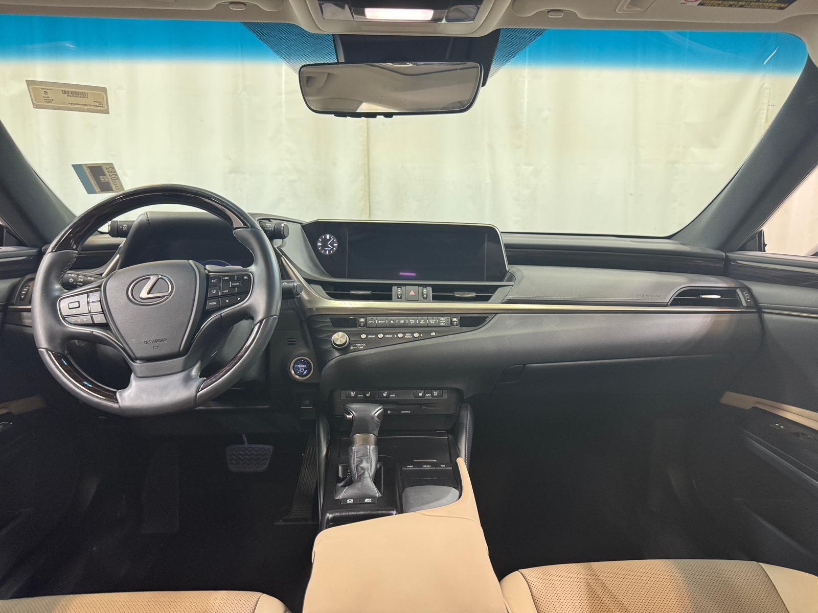 Thumbnail: 2021 Lexus ES - 2