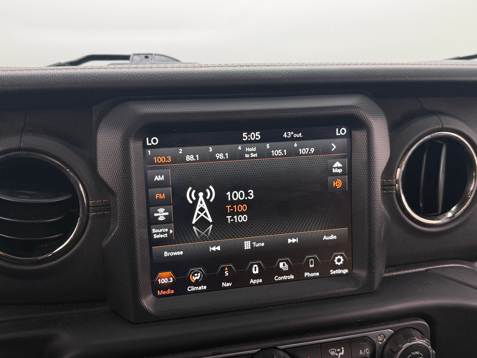 Thumbnail: 2023 Jeep Gladiator - 3