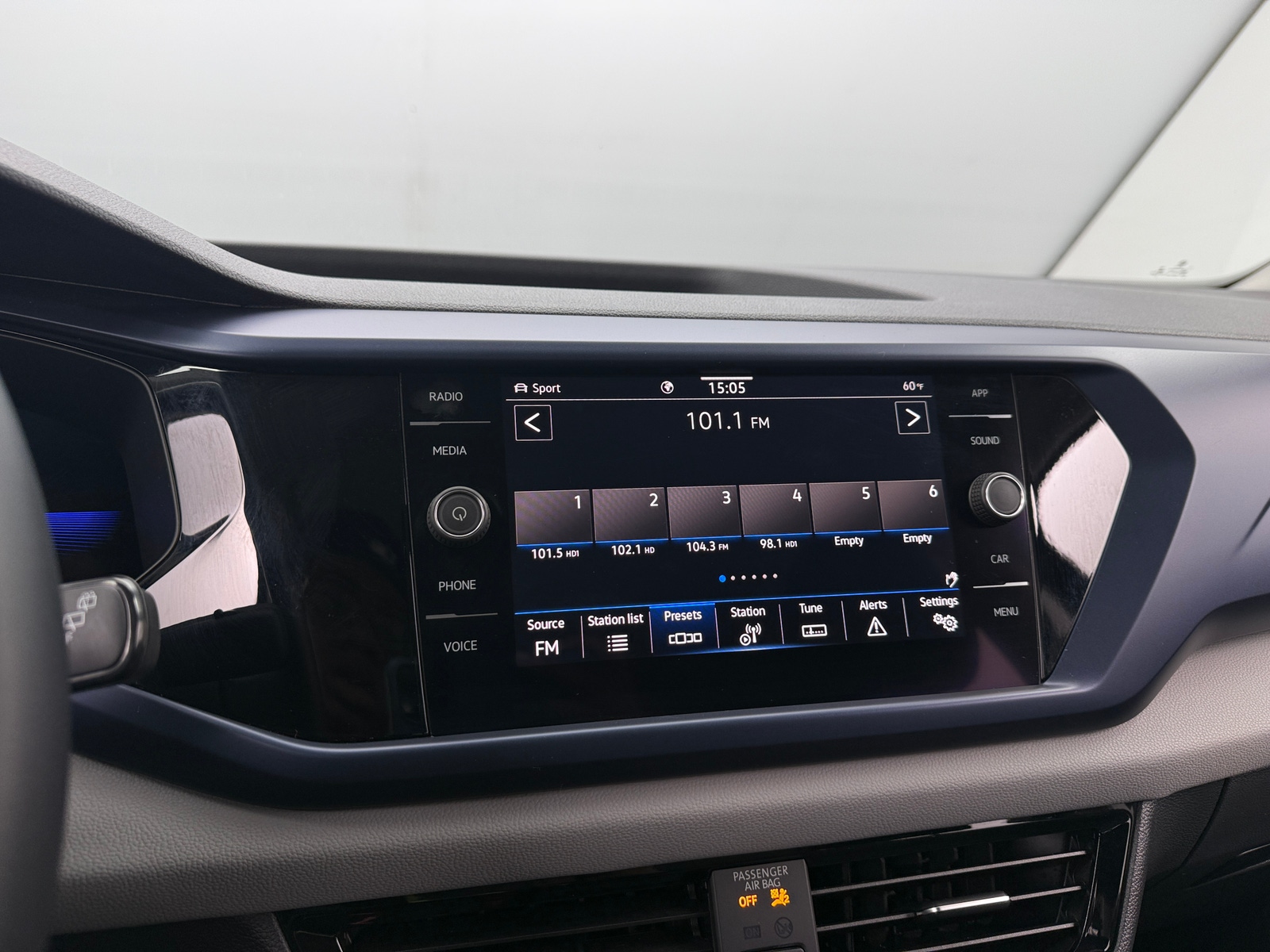 Thumbnail: 2022 Volkswagen Taos - 3