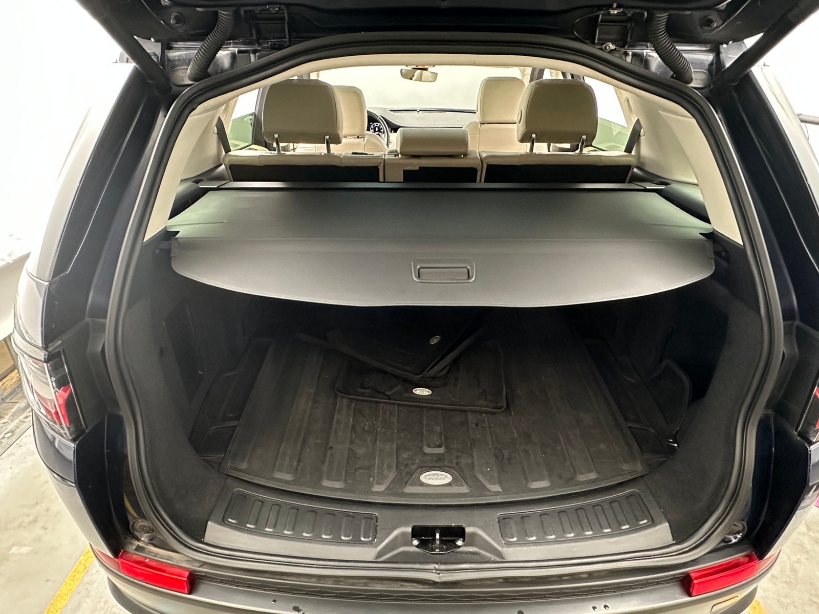 Thumbnail: 2020 Land Rover Discovery Sport - 6