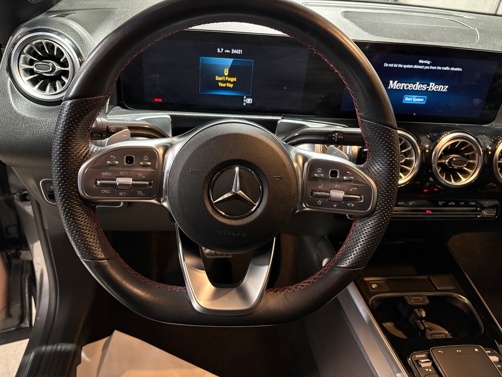 Thumbnail: 2022 Mercedes-Benz GLB - 4