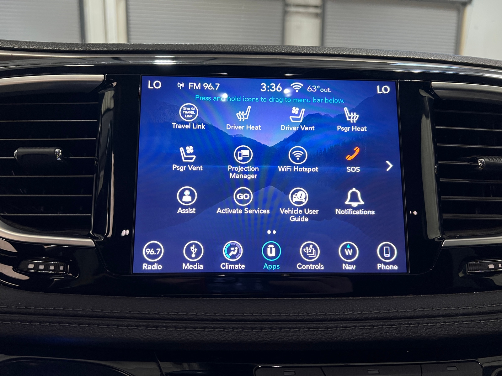 Thumbnail: 2018 Chrysler Pacifica - 3