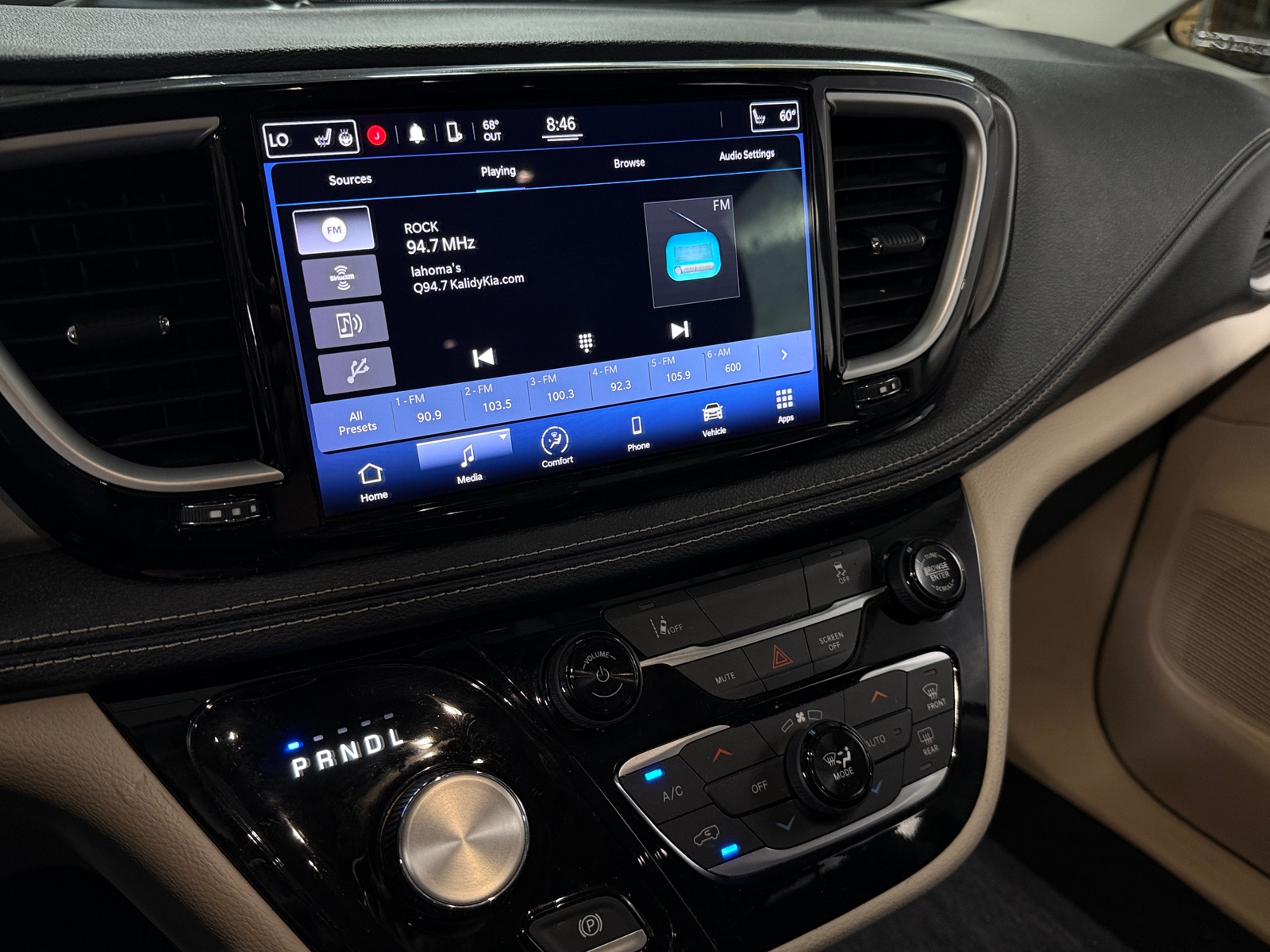 Thumbnail: 2022 Chrysler Pacifica - 3