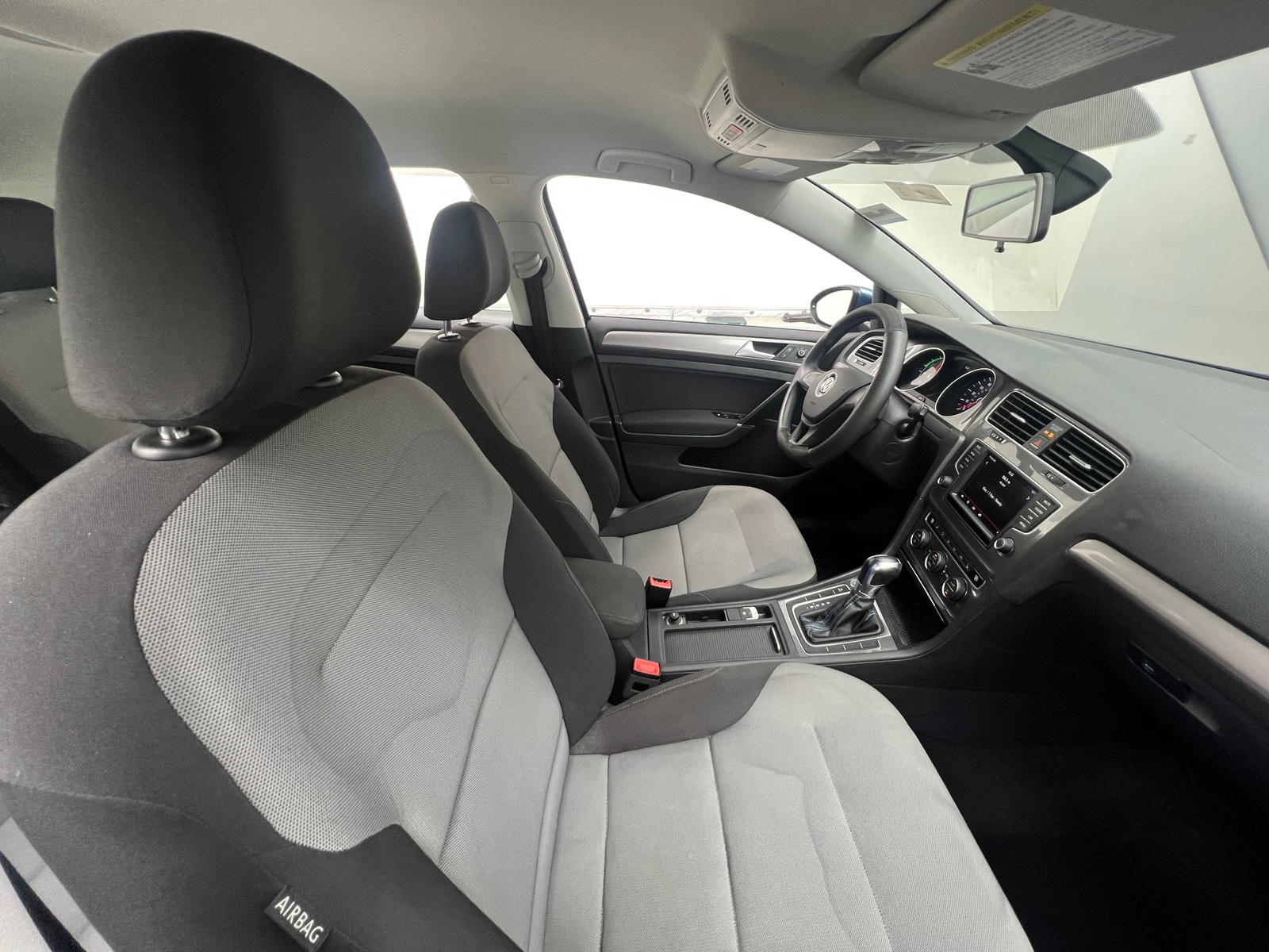 Thumbnail: 2016 Volkswagen e-Golf - 2