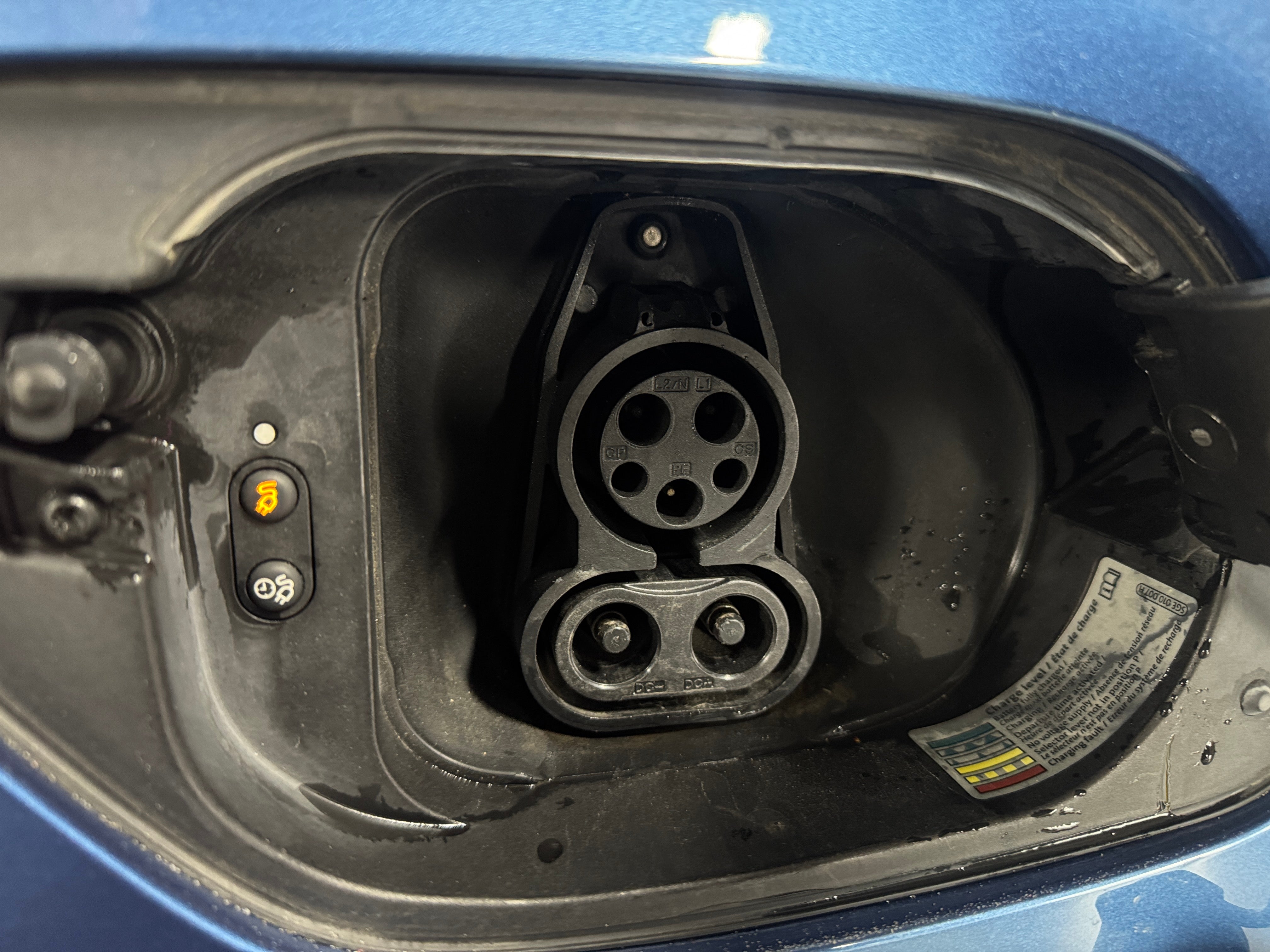 Used 2016 Volkswagen e-Golf e-Golf SE with VIN WVWKP7AU8GW915278 for sale in Oak Creek, WI