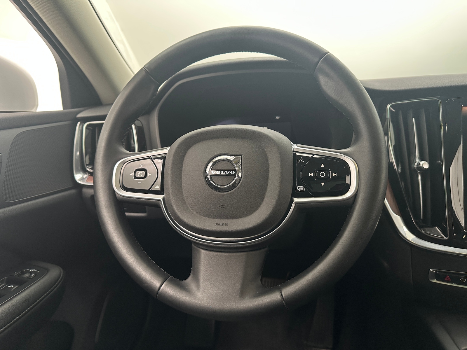 Thumbnail: 2025 Volvo V60 - 4