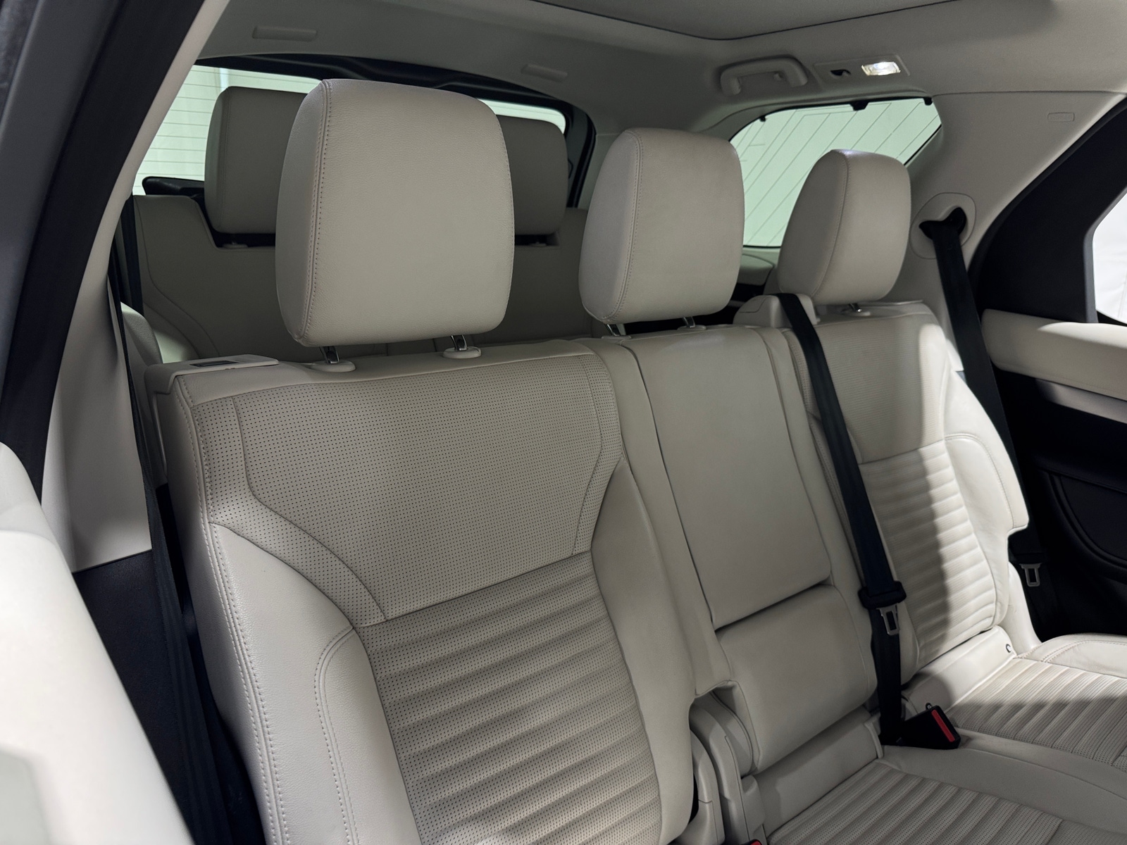 Thumbnail: 2022 Land Rover Discovery - 5