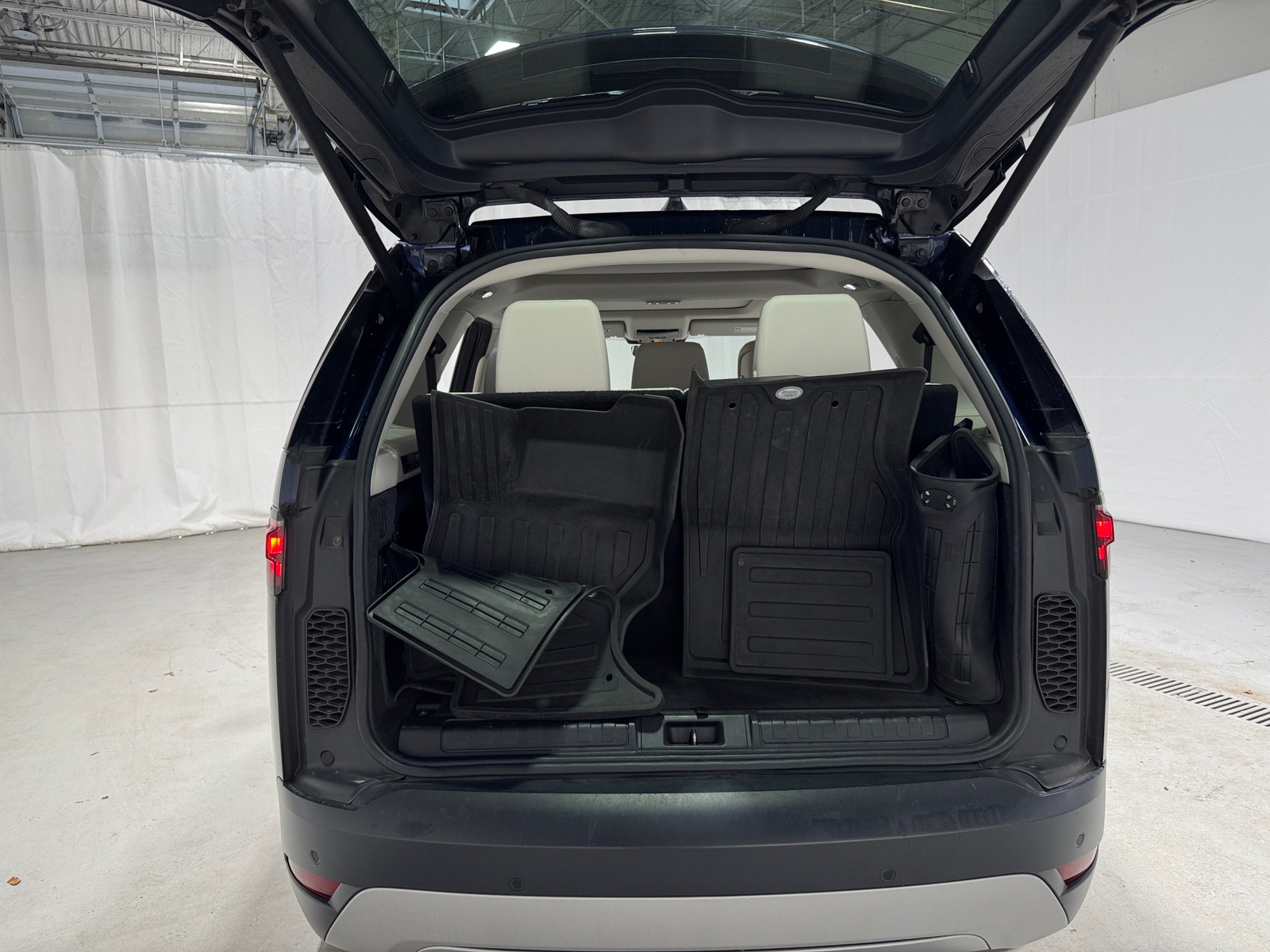 Thumbnail: 2022 Land Rover Discovery - 6