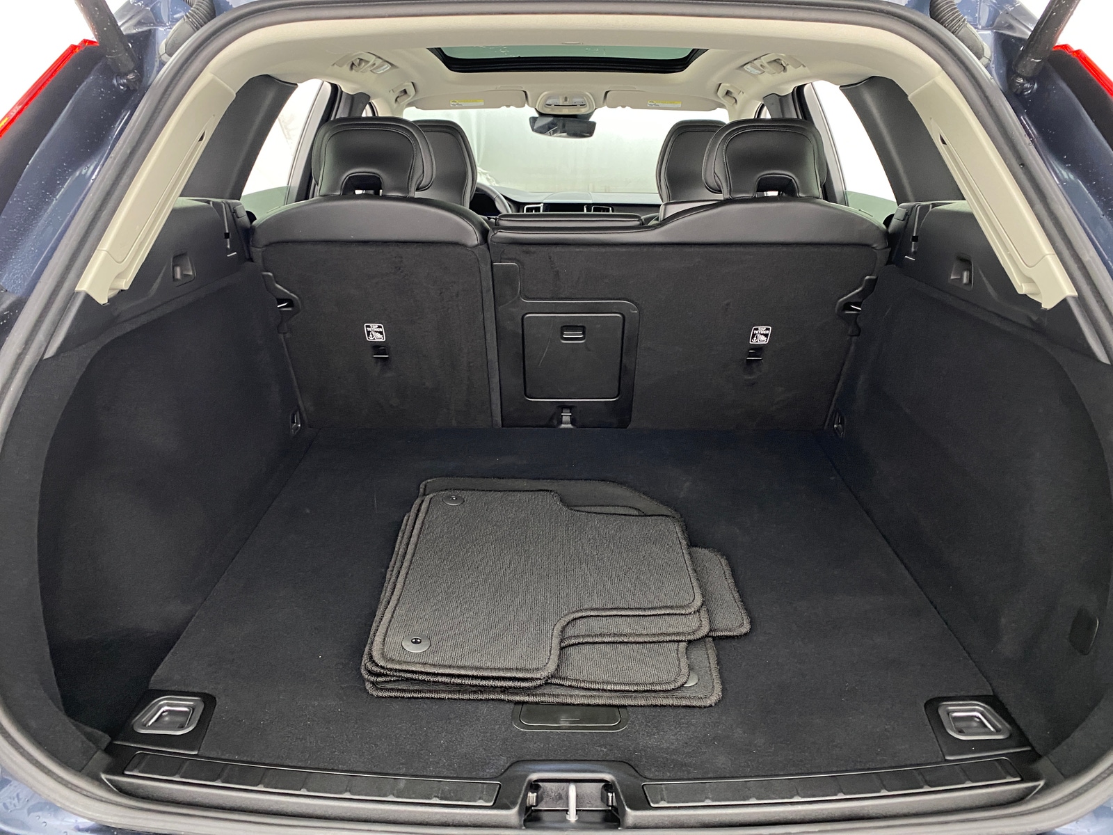 Thumbnail: 2025 Volvo XC60 - 6