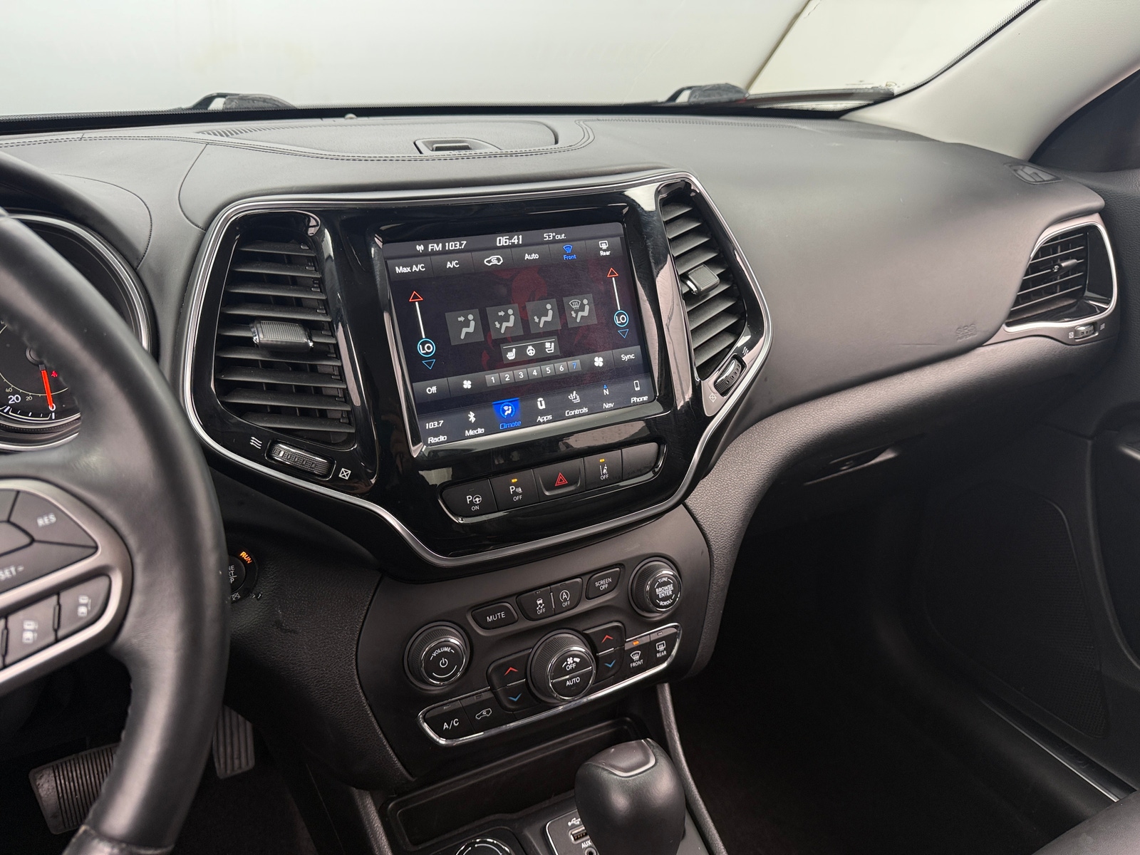 Thumbnail: 2019 Jeep Cherokee - 3