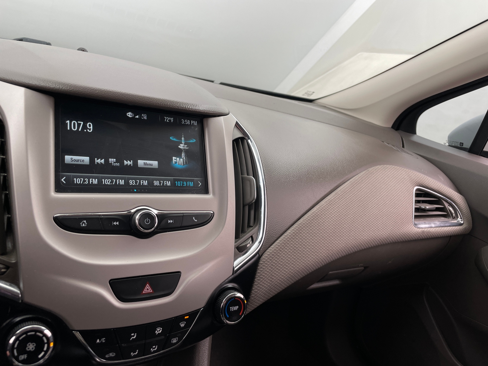 Thumbnail: 2018 Chevrolet Cruze - 4