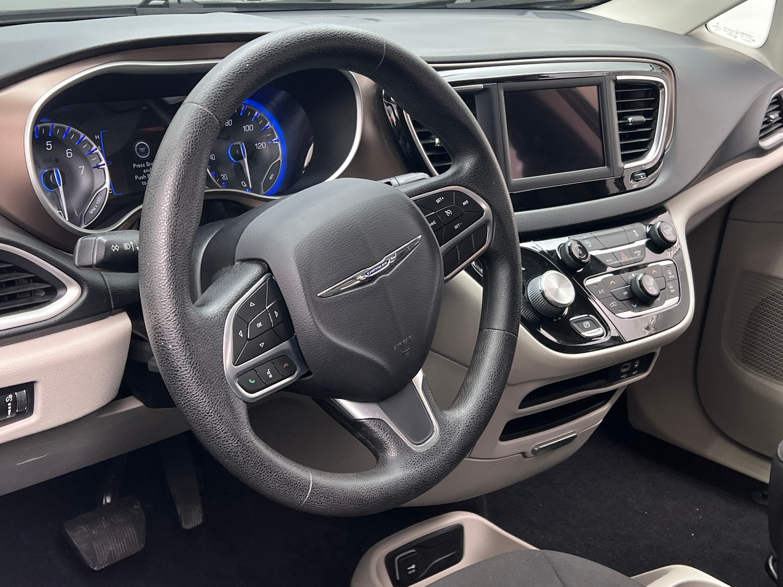 Thumbnail: 2020 Chrysler Voyager - 5