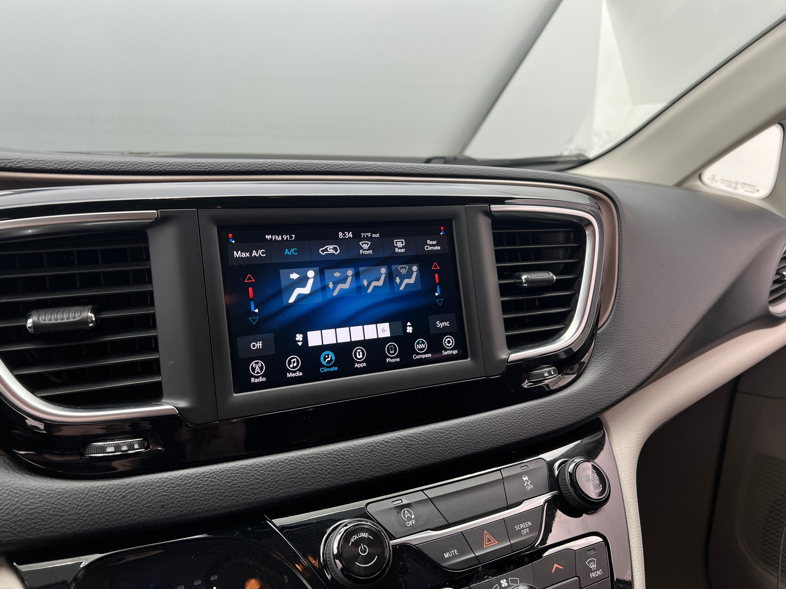 Thumbnail: 2020 Chrysler Voyager - 4