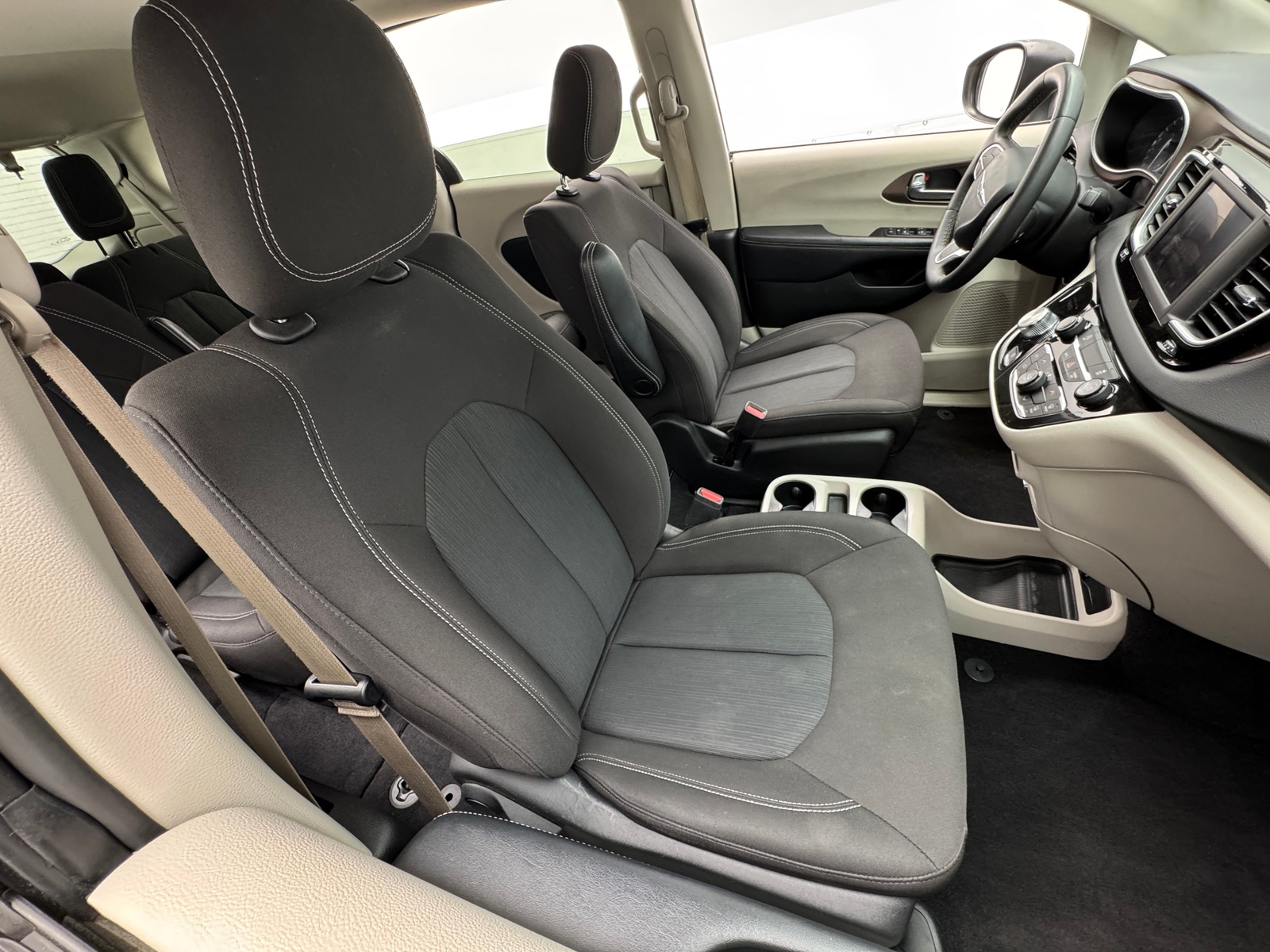 Thumbnail: 2023 Chrysler Voyager - 2