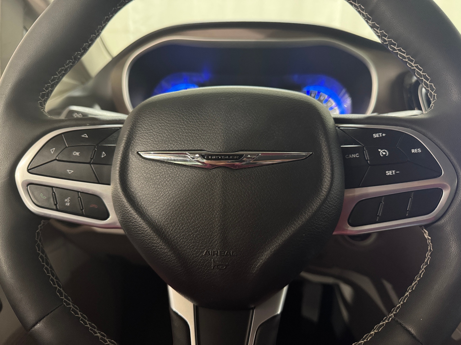 Thumbnail: 2023 Chrysler Voyager - 5