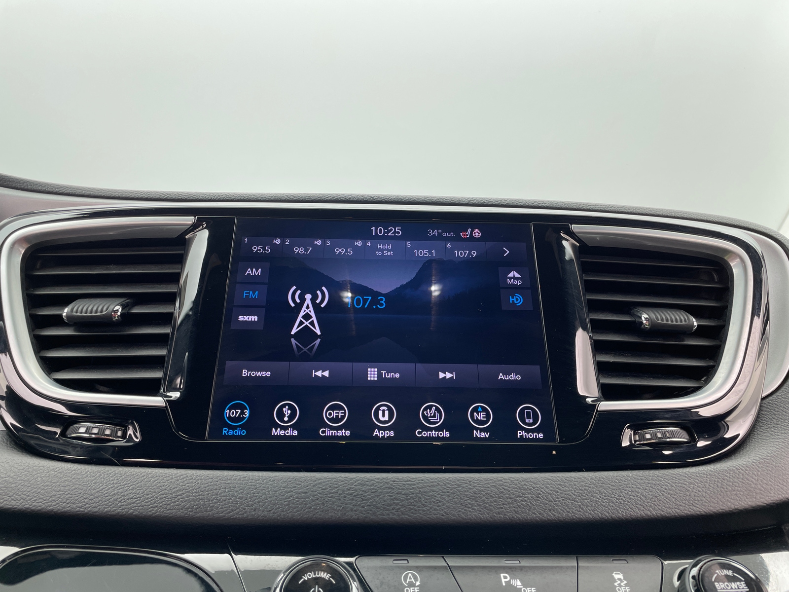 Thumbnail: 2019 Chrysler Pacifica - 3