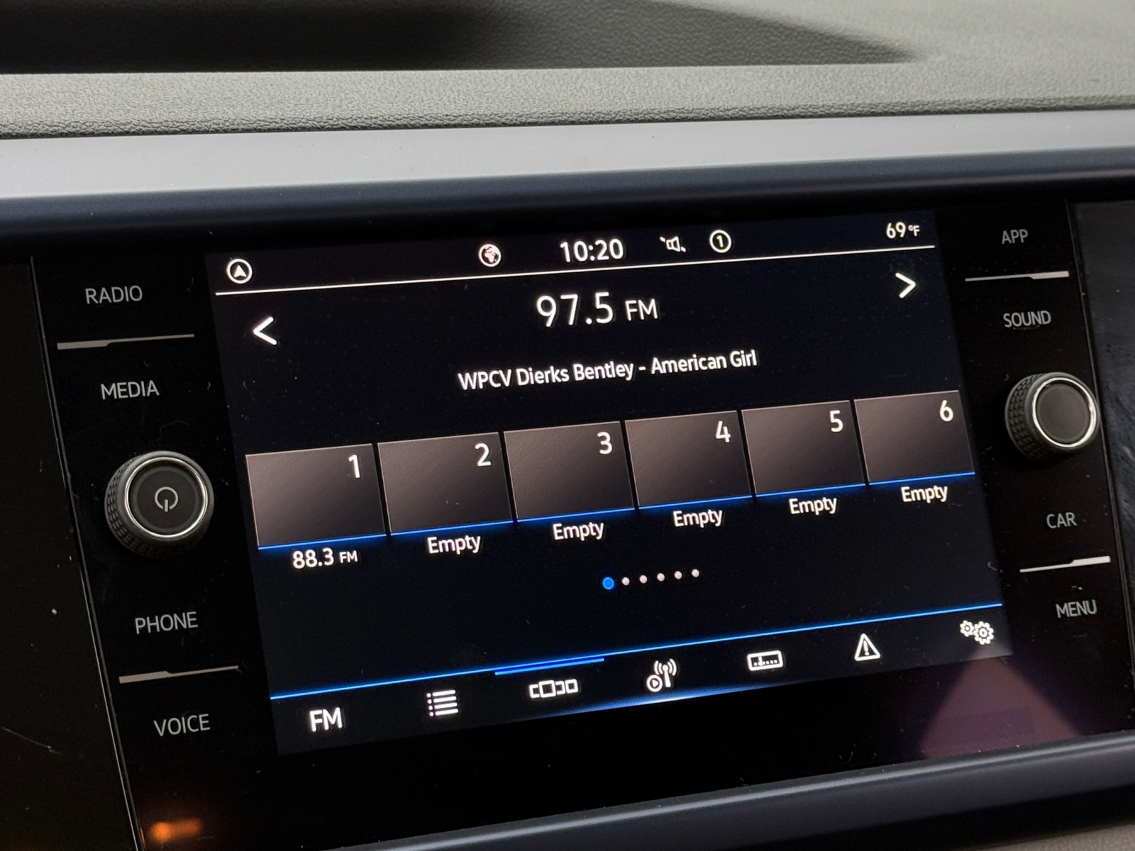 Thumbnail: 2022 Volkswagen Taos - 3