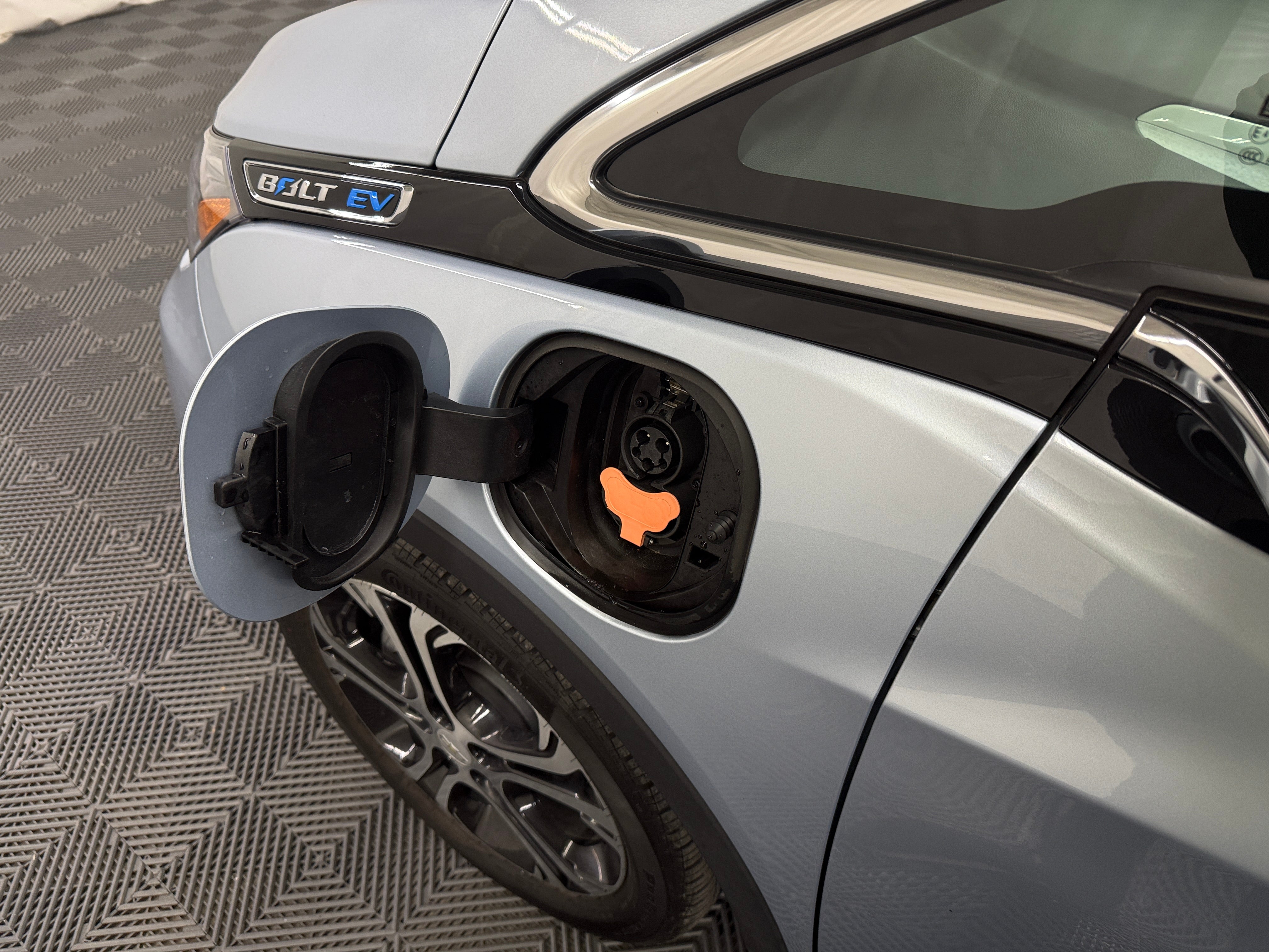 Used 2017 Chevrolet Bolt EV Premier with VIN 1G1FX6S01H4157510 for sale in Oak Creek, WI