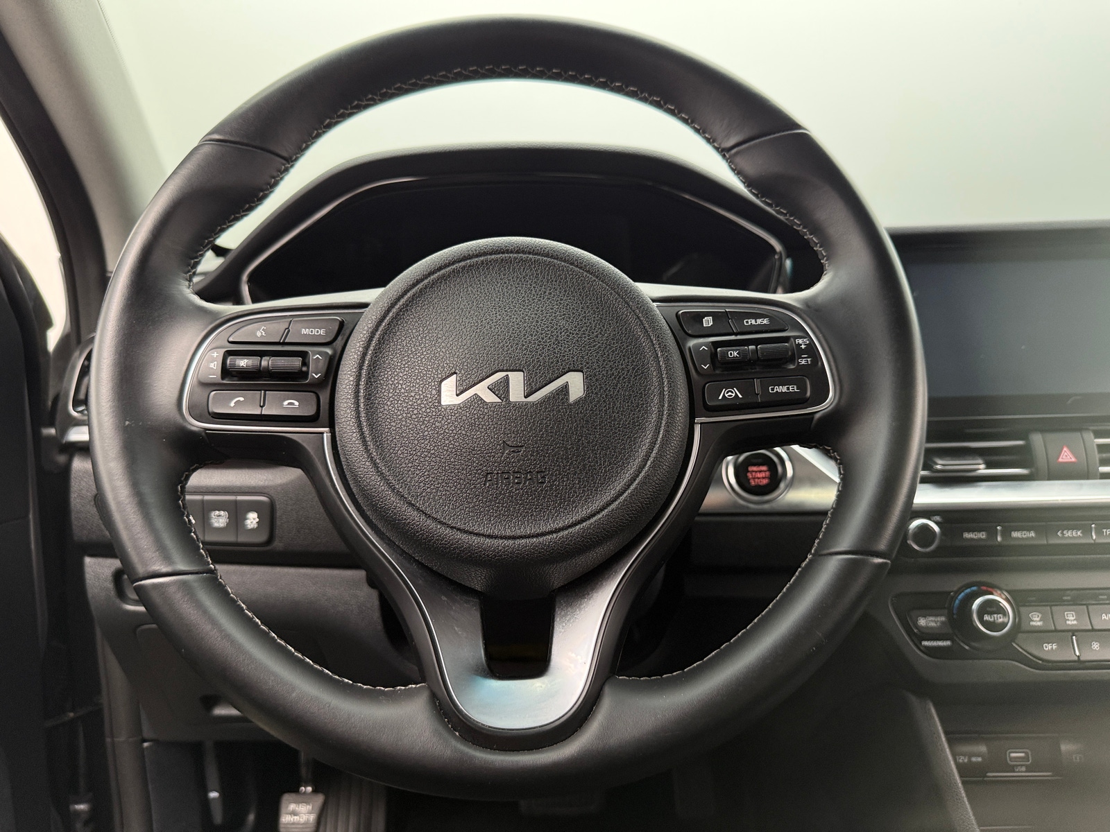 Thumbnail: 2022 Kia Niro - 5