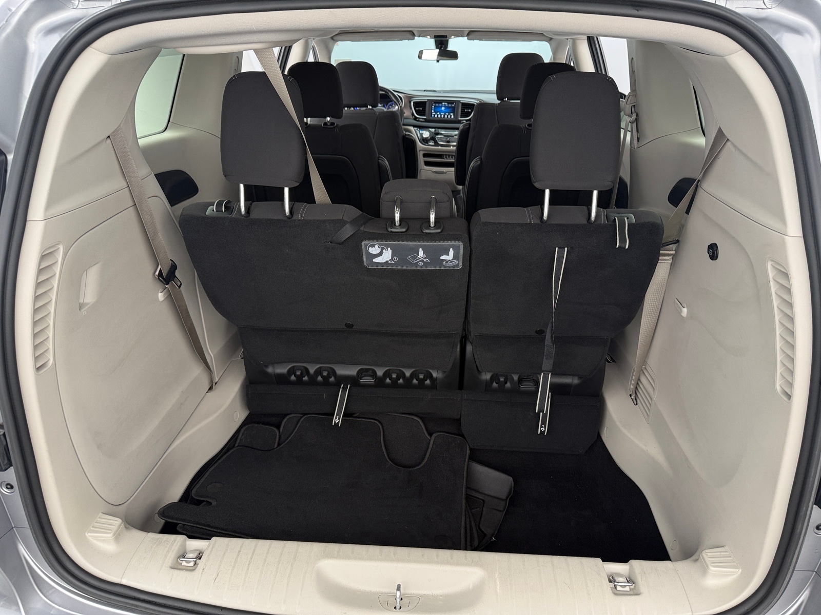 Thumbnail: 2021 Chrysler Voyager - 7