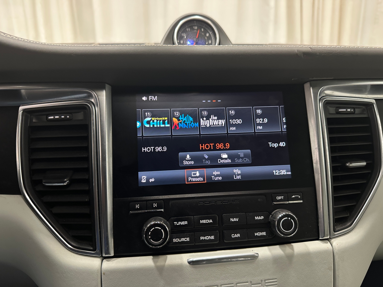 Thumbnail: 2018 Porsche Macan - 3