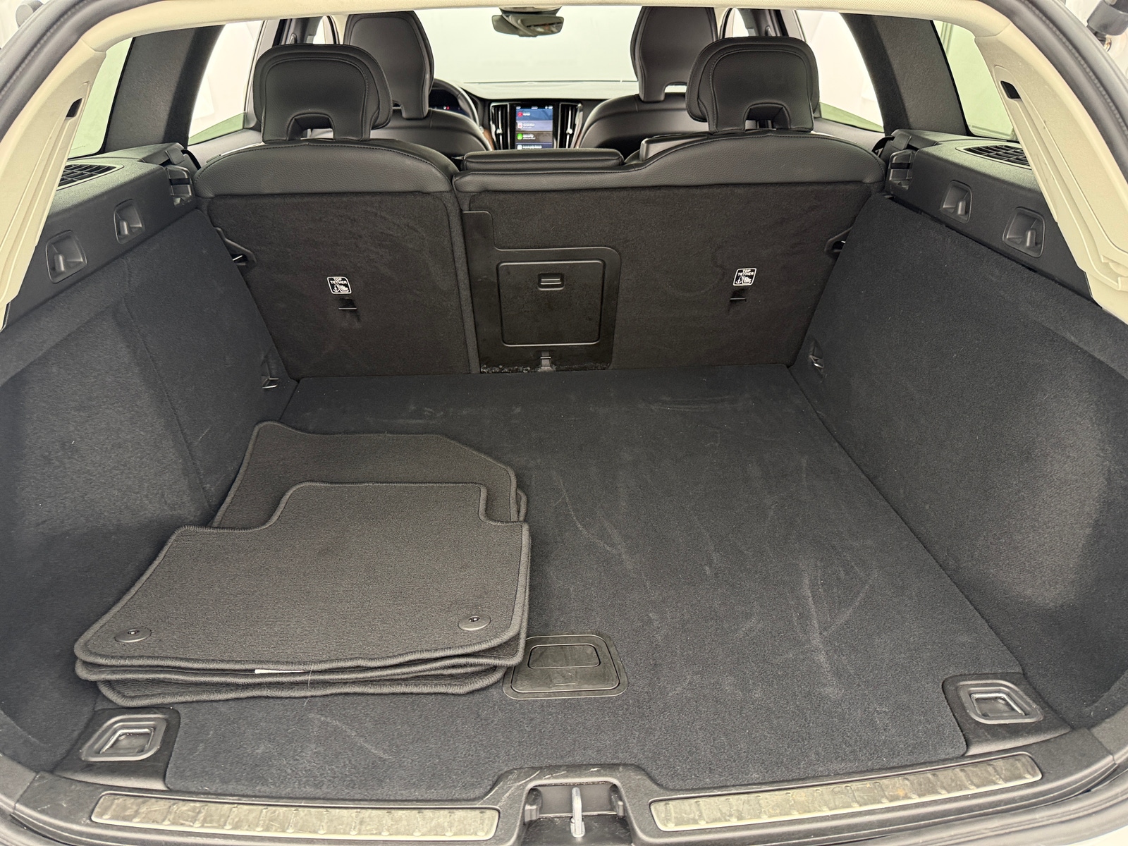 Thumbnail: 2025 Volvo V60 - 6