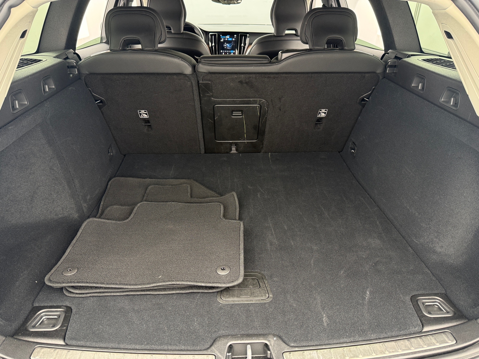 Thumbnail: 2025 Volvo V60 - 6