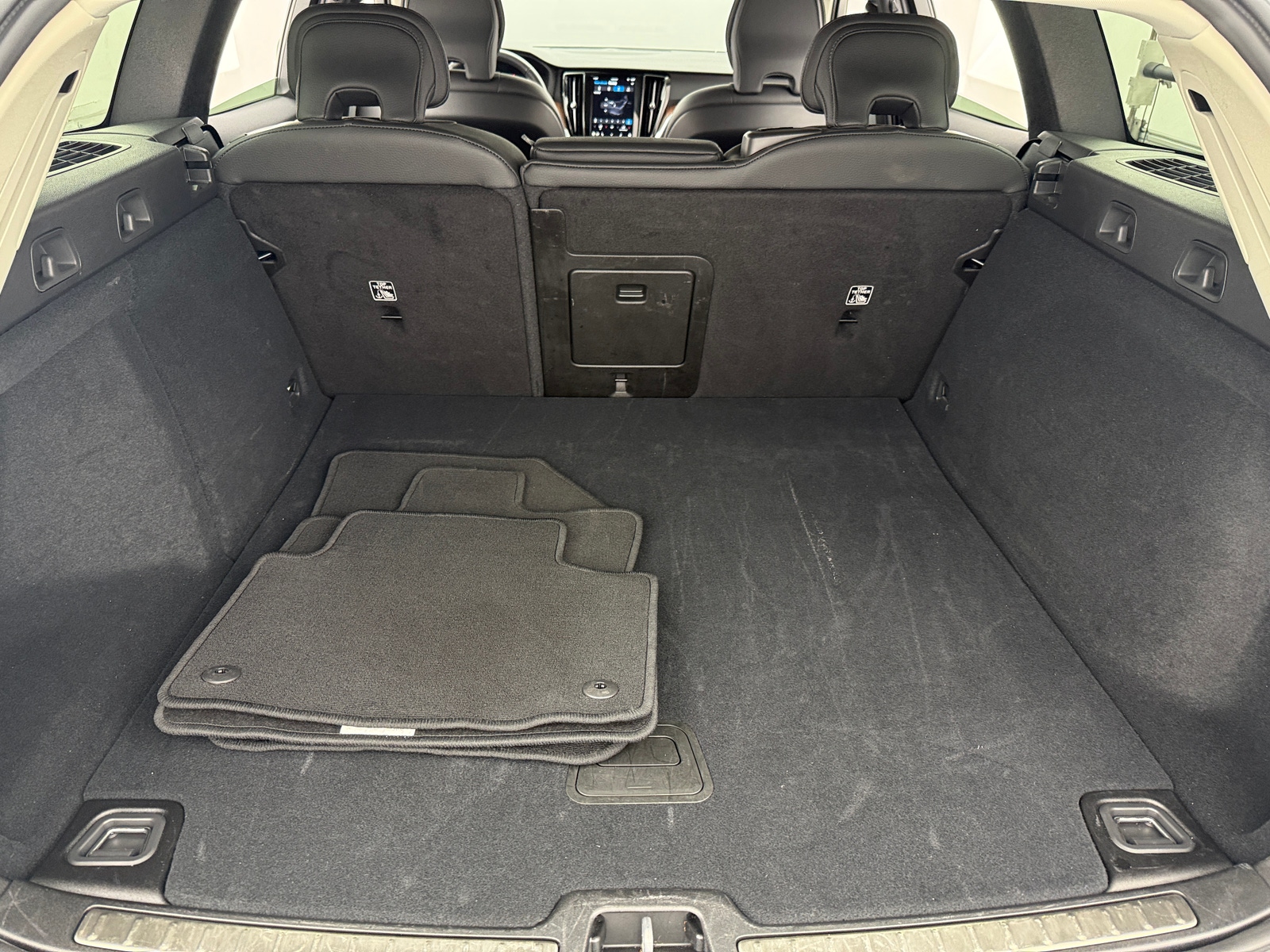 Thumbnail: 2025 Volvo V60 - 6